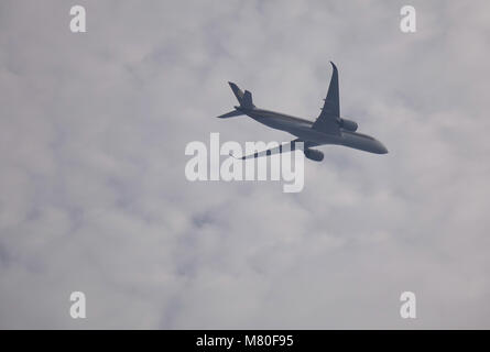 Singapore - Feb 10, 2018. Un Airbus A330 degli aeromobili di Singapore Airlines volare nel cielo blu vicino Changi Airbase. Foto Stock