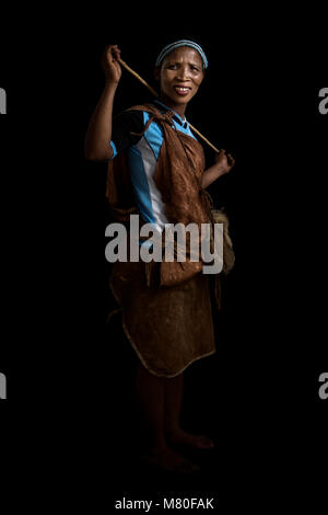 Un San Bushwoman pone in Ghanzi, il Botswana. Foto Stock