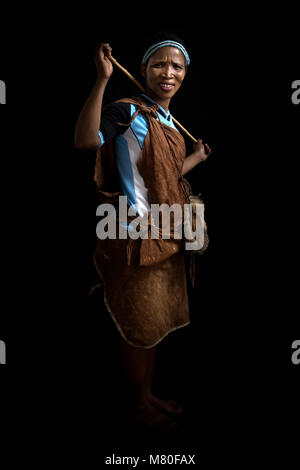 Un San Bushwoman pone in Ghanzi, il Botswana. Foto Stock