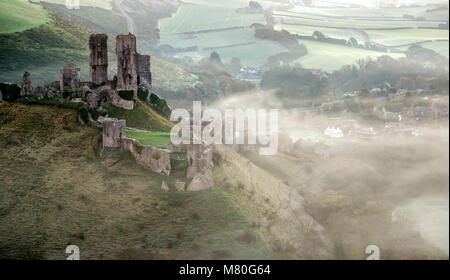 Castello medievale rovine sulla collina di foggy gelido inverno immagine orizzontale Foto Stock