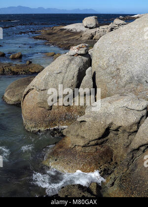 Costale impressionante paesaggio con rocce scultoree e acqua blu vicino a Città del Capo, Sud Africa Foto Stock