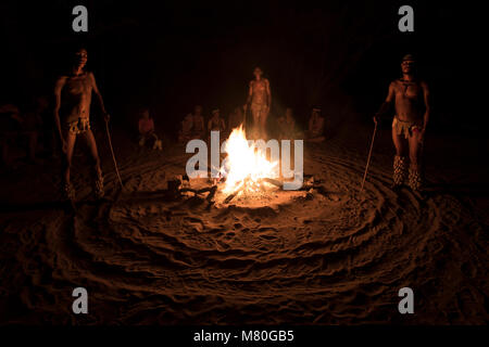 Boscimani San danza attorno a un fuoco in Ghanzi, il Botswana. Foto Stock