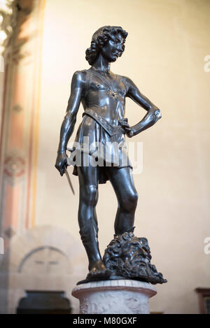 Firenze. L'Italia. Statua di bronzo del David (ca.1472-1475) dal Verrocchio, Museo Nazionale del Bargello. (Museo Nazionale del Bargello) Foto Stock