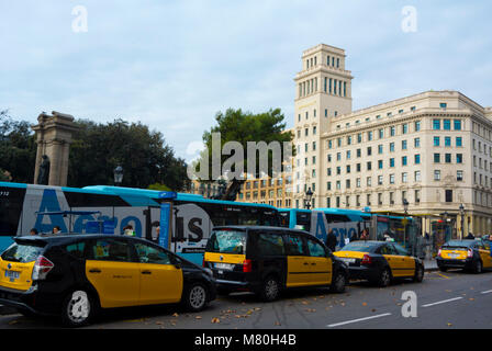 Taxi, navetta aerobus, Placa de Catalunya. Barcellona, in Catalogna, Spagna Foto Stock