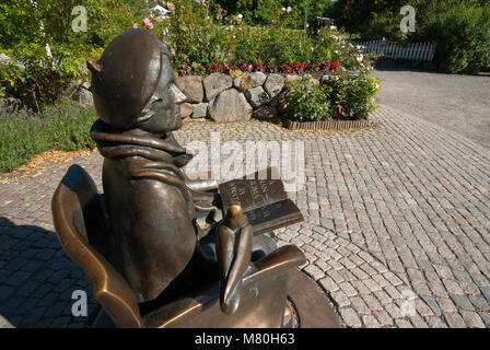 Statua di Astrid Lindgren (famoso libro per bambini autore, compresi Pippi Calzelunghe") vicino al Museo Junibacken, Djurgården, Stoccolma, Svezia Foto Stock