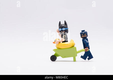 Vacanza di LEGO Batman seduti sulla carriola e Captain America spingere la carriola. Foto Stock