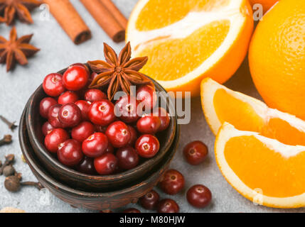 Gli ingredienti per cucinare piccante tradizionale bevande invernali - cranberry, agrumi, cannella, cardamomo, anice stellato, chiodi di garofano e pepe. Analcoliche vin brulé Foto Stock