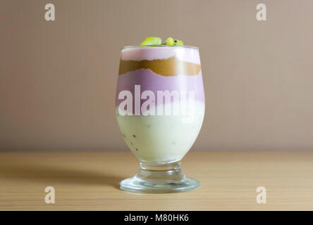 Yogurt fatto in casa con i kiwi, pere e bacche di un vetro Foto Stock