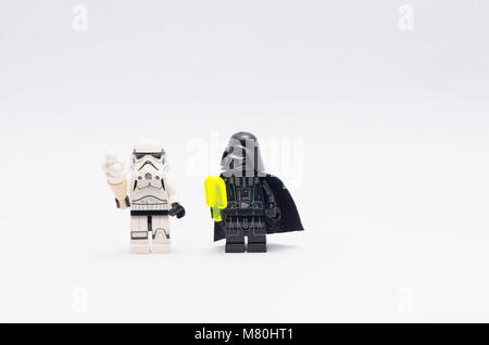 Lego Darth Vader e Storm Trooper holding gelato, isolati su sfondo bianco. Foto Stock