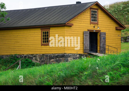 Helsinki, Finlandia. Agosto 26, 2017. Casa Gialla in Suomenlinna (Sveaborg) Fortezza Foto Stock