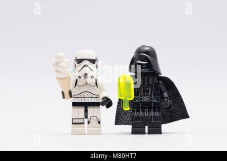 Lego Darth Vader e Storm Trooper holding gelato, isolati su sfondo bianco. Foto Stock