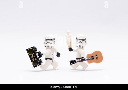 Lego storm troopers passeggiate a piedi e in possesso di una radio e una chitarra. isolato su sfondo bianco. Foto Stock