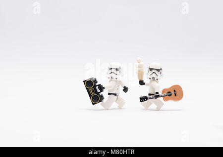 Lego storm troopers passeggiate a piedi e in possesso di una radio e una chitarra. isolato su sfondo bianco. Foto Stock