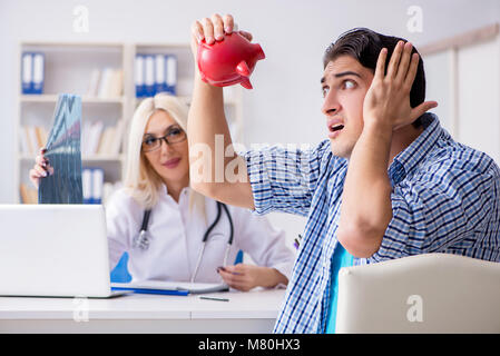 Paziente maschio arrabbiato con costosi healthcare bill Foto Stock