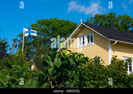 Helsinki, Finlandia. Agosto 26, 2017. Casa Gialla e bandiera della Finlandia in Suomenlinna (Sveaborg) Fortezza Foto Stock