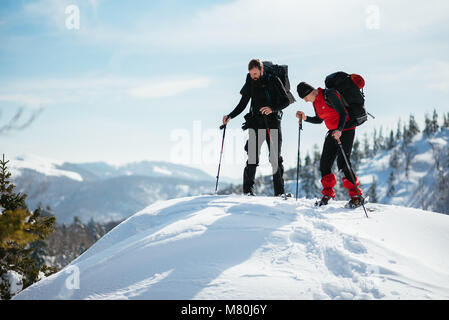 Escursioni con le racchette da neve in montagna nella neve profonda Foto Stock