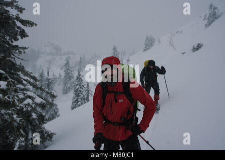 Escursioni con le racchette da neve in montagna nella neve profonda Foto Stock