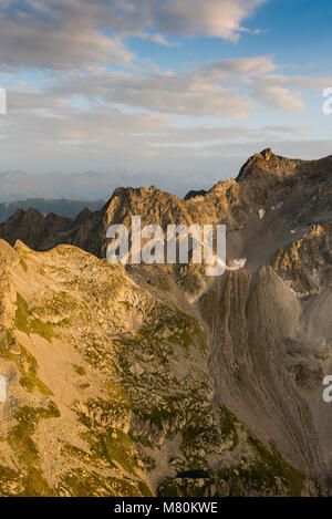 Immagine aerea al tramonto su incredibili paesaggi di montagna presso il Parc national de la Vanoise nelle Alpi francesi Foto Stock