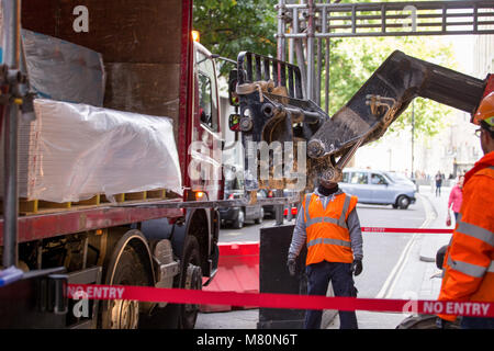 Operai di carico o di scarico di un airbag laterali testa del camion cargo con un carrello elevatore a forche Foto Stock