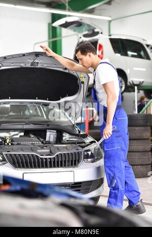 Autofficine ispeziona il veicolo in officina Foto Stock