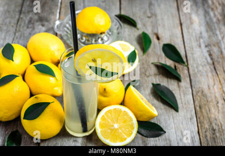 Acqua con limone - limonata in vetro, bevanda rinfrescante Foto Stock