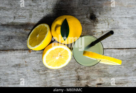 Succo di limone spremuto con acqua in un bicchiere, overhead Foto Stock