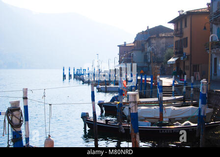 Poco docking in Montisola isola nel mezzo del lago d'Iseo - Italia Foto Stock