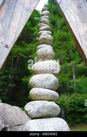 Pietre sulla parte superiore di ogni altro fino a formare una colonna equilibrata Foto Stock