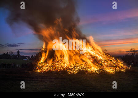Vecchia tradizione tedesca: grande incendio di pasqua con alte fiamme Foto Stock