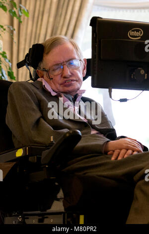 Il professor Stephen Hawking parla ai media nel corso di una conferenza stampa a Londra 2.12.14. Foto Stock