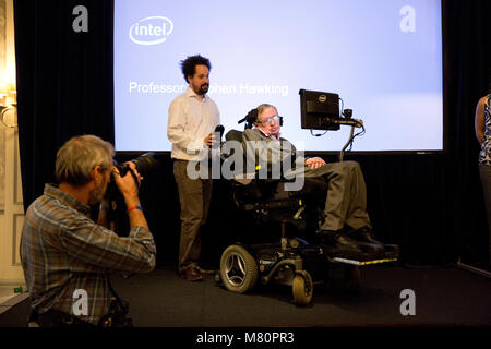 Il professor Stephen Hawking parla ai media nel corso di una conferenza stampa a Londra 2.12.14. Foto Stock