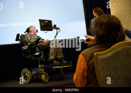 Il professor Stephen Hawking parla ai media nel corso di una conferenza stampa a Londra 2.12.14. Foto Stock