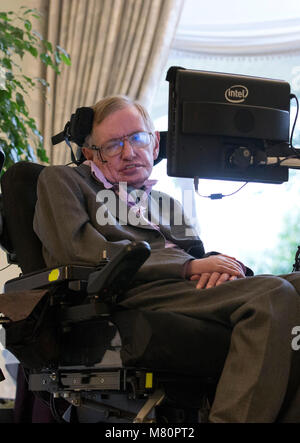 Il professor Stephen Hawking parla ai media nel corso di una conferenza stampa a Londra 2.12.14. Foto Stock