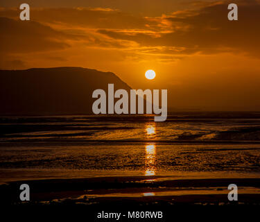 Tramonto sulla sponda occidentale a Llandudno sulla costa settentrionale del Galles Foto Stock