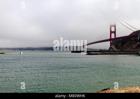 Una vista in prospettiva del Golden Gate Bridge parzialmente avvolta nella nebbia. Foto Stock