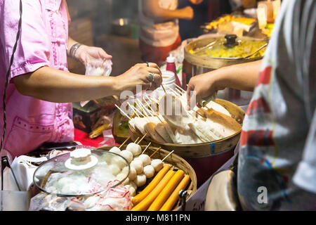 CHIANG MAI, Thailandia - 21 agosto: l'uomo acquista il cibo di strada al mercato di domenica (walking street) il 21 agosto 2016 a Chiang Mai, Thailandia. Foto Stock