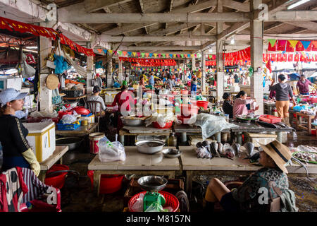 Interno occupato il mercato coperto in Hoi An, Vietnam Foto Stock