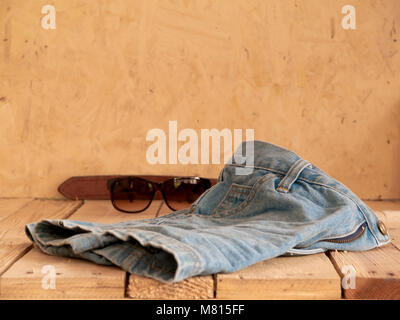 Il denim Shorts , indossare comode giocando sul weekend. Foto Stock