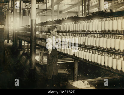 Charles Cavanaugh, lavorando come Back Boy in mulo sala spinning, King Philip Mills, Fall River, Massachusetts, STATI UNITI D'AMERICA, Lewis Hine nazionali per il lavoro minorile Comitato, Giugno 1916 Foto Stock