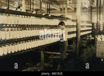 Charles Cavanaugh, lavorando come Back Boy in mulo sala spinning, King Philip Mills, Fall River, Massachusetts, STATI UNITI D'AMERICA, Lewis Hine nazionali per il lavoro minorile Comitato, Giugno 1916 Foto Stock