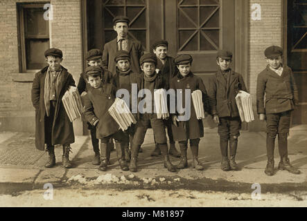 Gruppo di giovani Newsies vendita di quotidiani, ritratto in piedi sul marciapiede di Hartford, Connecticut, USA, Lewis Hine nazionali per il lavoro minorile Comitato, Marzo 1909 Foto Stock