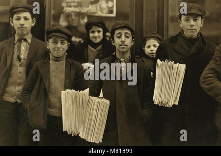 Gruppo di Newsies, Close-Up ritratto, Hartford, Connecticut, USA, Lewis Hine nazionali per il lavoro minorile Comitato, Marzo 1909 Foto Stock