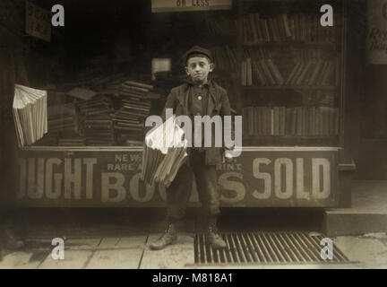 Hyman Albert, 12-anno-vecchio newsboy, in vendita per 3 anni completi, Ritratto, New Haven, Connecticut, USA, Lewis Hine nazionali per il lavoro minorile Comitato, Ottobre 1909 Foto Stock