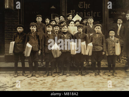 Gruppo di giovani Newsboys, piena lunghezza Ritratto, New Haven, Connecticut, USA, Lewis Hine nazionali per il lavoro minorile Comitato, Marzo 1909 Foto Stock