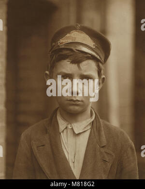 Richard Pierce, 14-anno-vecchio Western Union Telegraph Company Messenger funziona dalle 7 del mattino alle 6 di sera, fumi e visite nelle case di prostituzione, la testa e le spalle ritratto, Wilmington, Delaware, USA, Lewis Hine nazionali per il lavoro minorile Comitato, Maggio 1910 Foto Stock