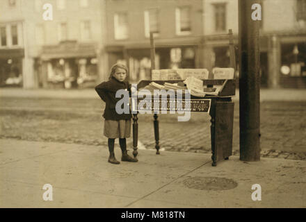 Ragazza giovane, 6 anni, vendita di quotidiani a Washington e la terza strada, piena lunghezza Ritratto, Hoboken, New Jersey, Stati Uniti d'America, Lewis Hine nazionali per il lavoro minorile Comitato, Dicembre 1912 Foto Stock