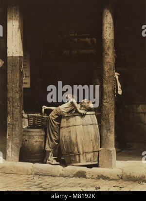 Due giovani fratelli raccolta frutta gettati fuori di barili vicino a 14th Street, New York New York, Stati Uniti d'America, Lewis Hine nazionali per il lavoro minorile Comitato, Luglio 1910 Foto Stock