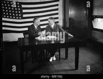 Charles Curtis & Herbert Hoover seduta a tavola, bandiera americana appesa in background, Harris & Ewing, 1928 Foto Stock