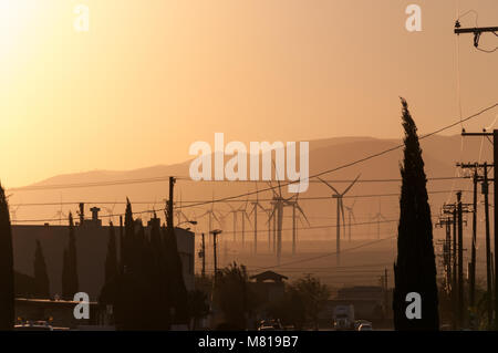 California mulini a vento in assetto urbano circondato da montagne Foto Stock