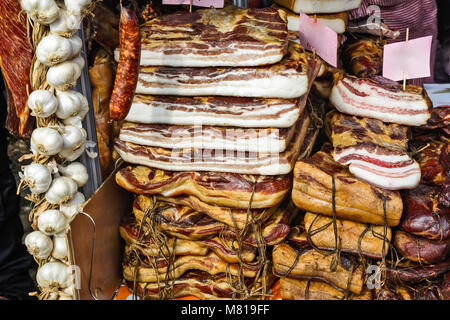 In casa la pancetta e l'aglio sul tavolo esposto per la vendita. Foto Stock